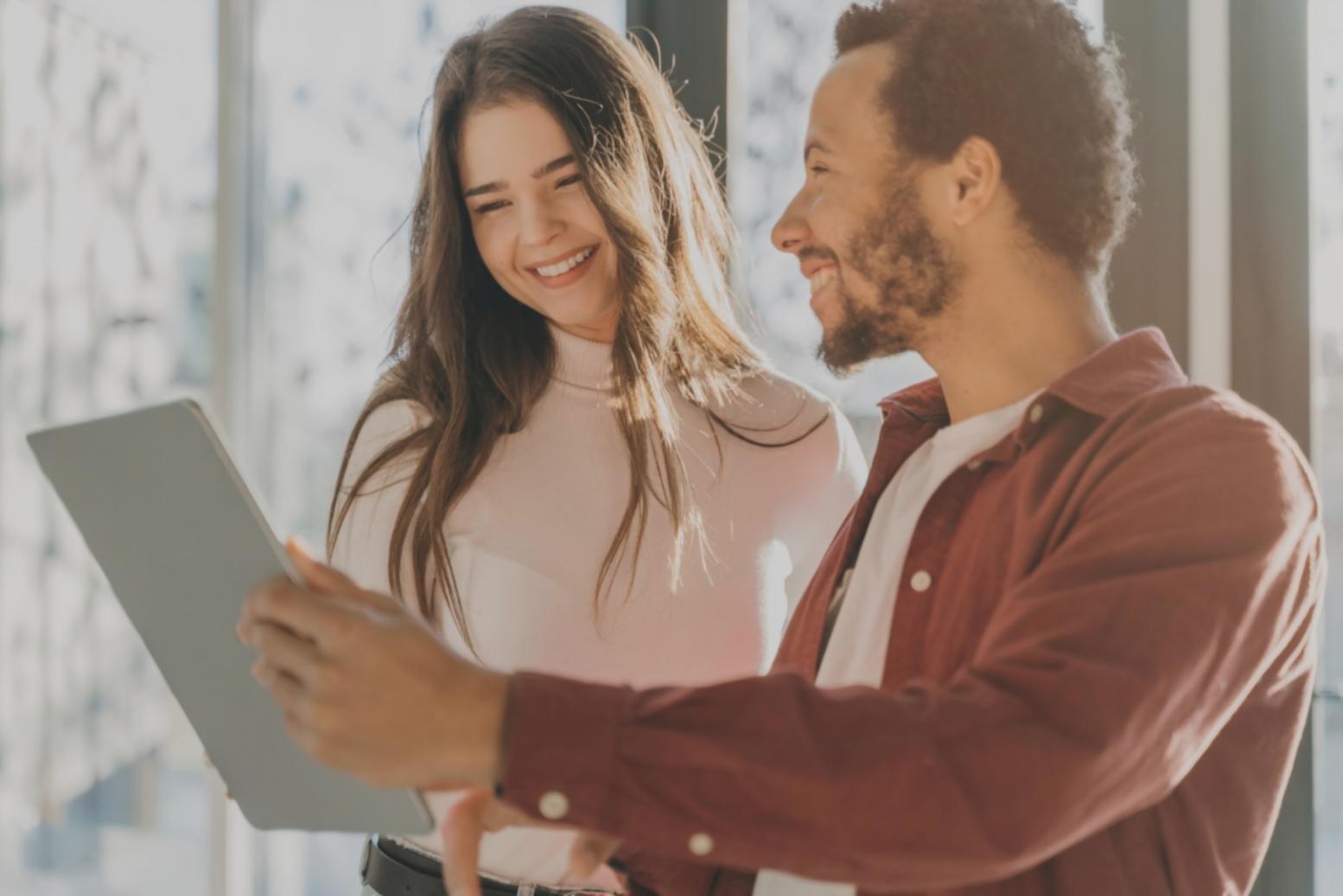 Beratungsgespräch zu Betrugsschutz mit Dokumentenanalyse